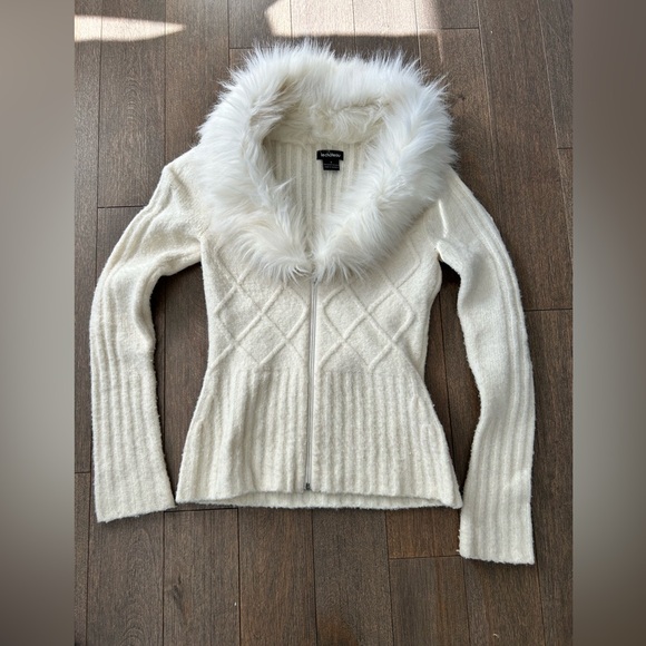 le chateau Sweaters - Le chateau White Faux Fur Collar Sweater size small